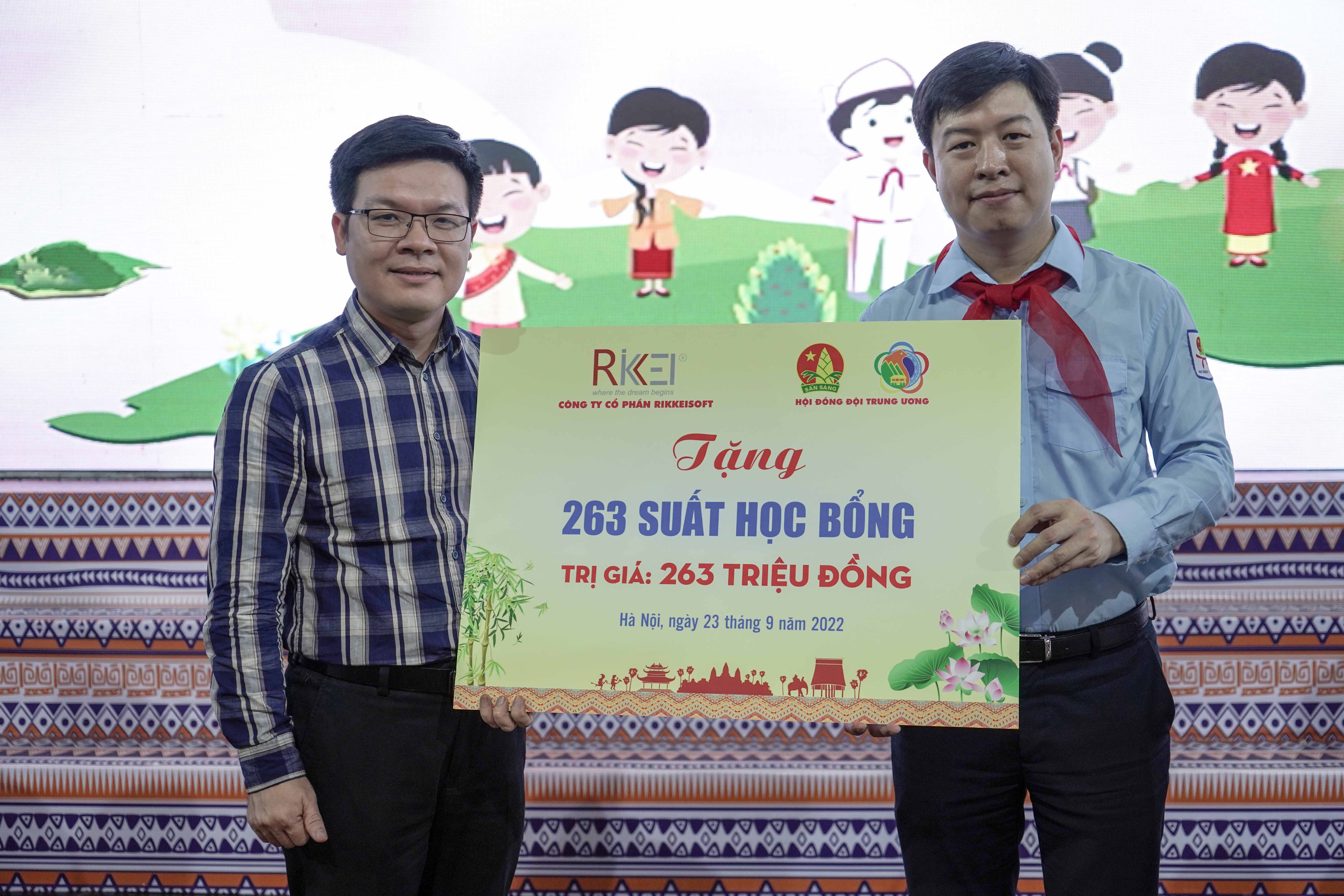 Anh Nguyễn Viết Lâm - Đại diện Rikkeisoft trao tặng 263 suất học bổng ý nghĩa tới đại diện Trung ương Đoàn